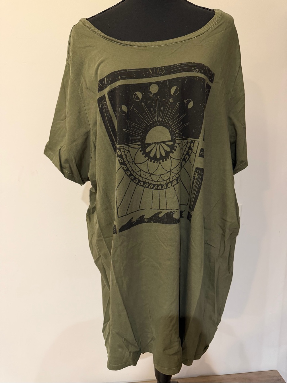 Torrid Size 4 Olive Green Boho Celestial Graphic Tee 100% Cotton